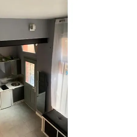 Spacious Bright Split Level Flat In The Fashionable Marais *